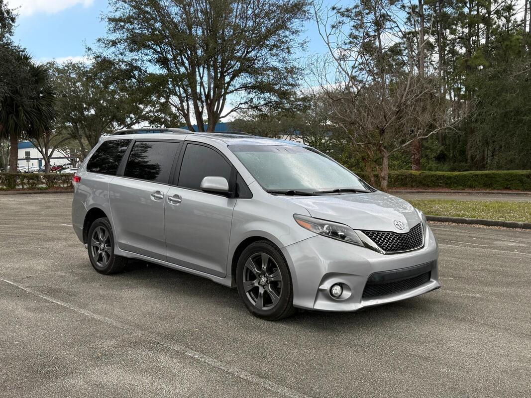 2017 Toyota Sienna SE Wheelchair Van