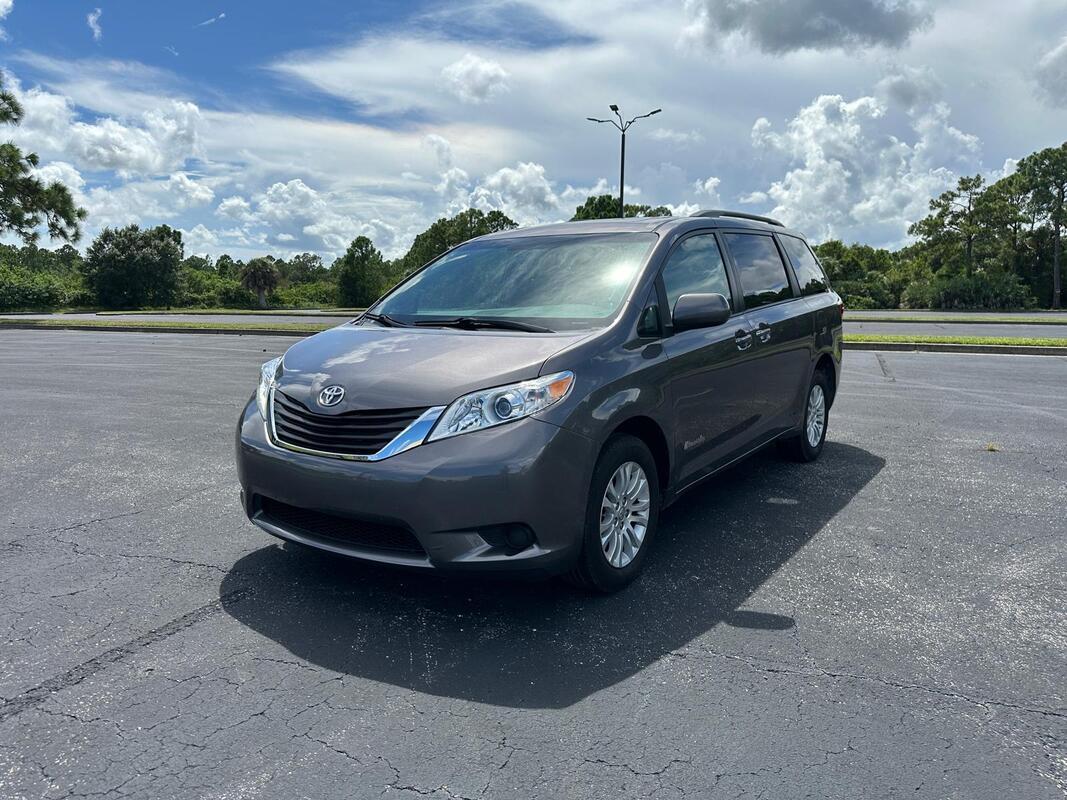 2016 Toyota Sienna XLE Wheelchair Van