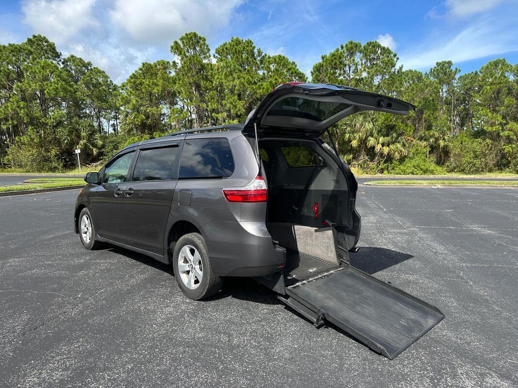 2019 Toyota Sienna LE Wheelchair Van