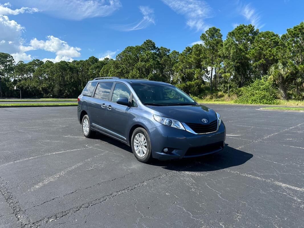 2017 Toyota Sienna XLE Wheelchair Van