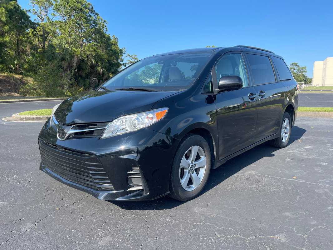 2018 Toyota Sienna LE Wheelchair Van