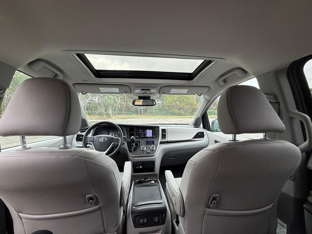 2020 Toyota Sienna XLE Wheelchair Van - image 9