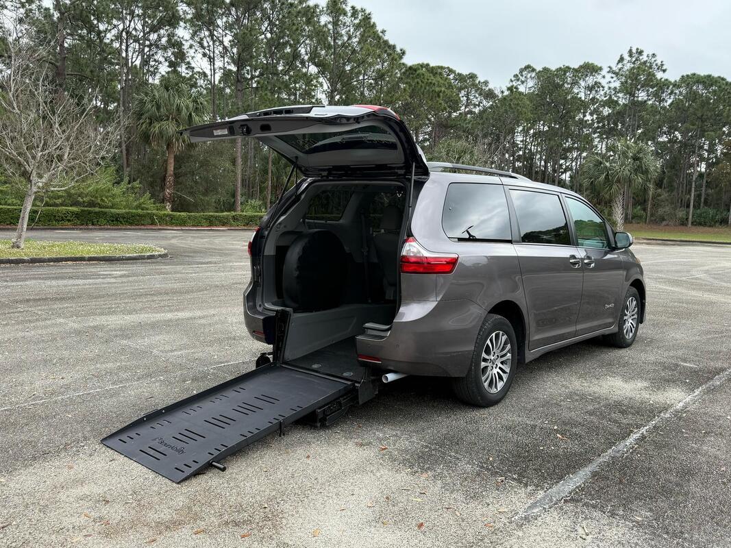 2020 Toyota Sienna XLE Wheelchair Van - image 5