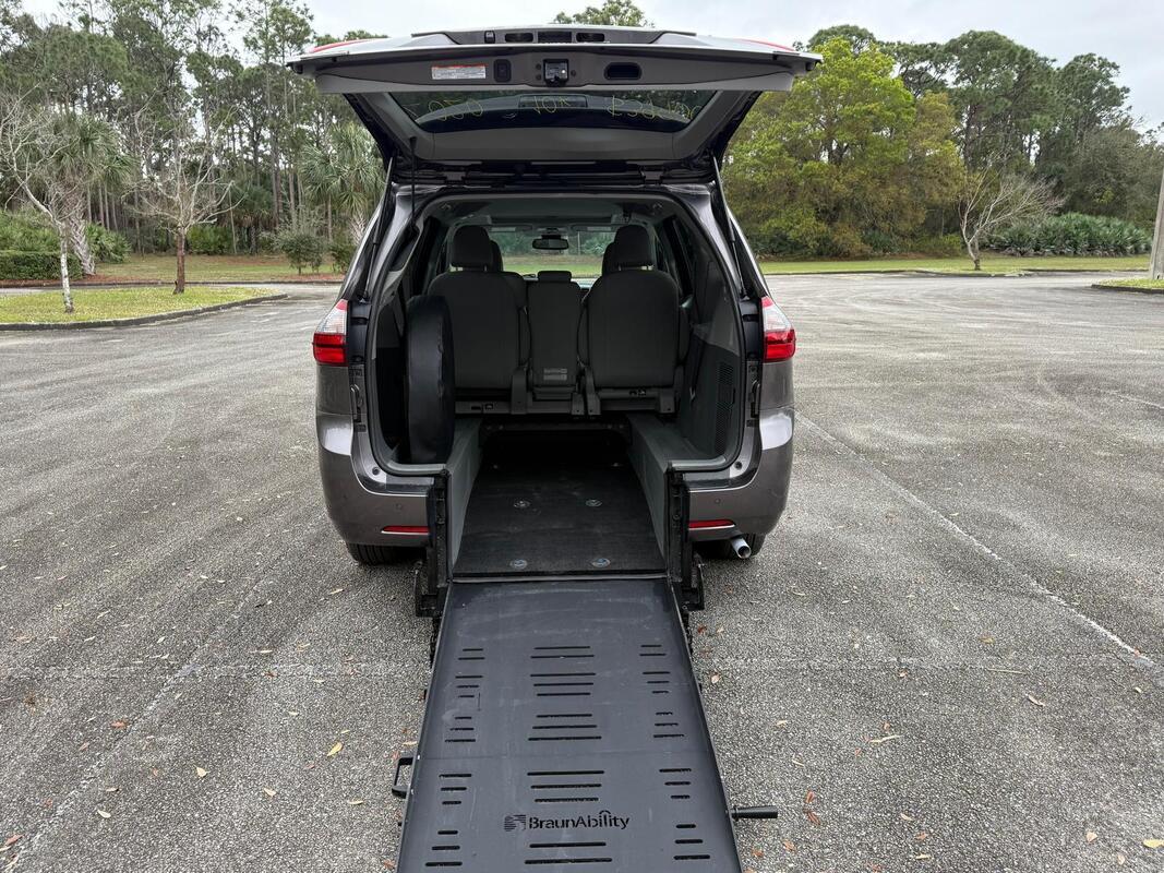 2020 Toyota Sienna XLE Wheelchair Van - image 7