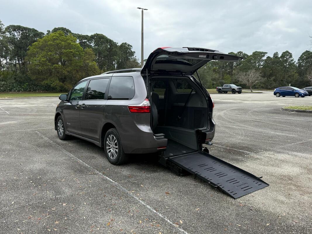 2020 Toyota Sienna XLE Wheelchair Van - image 6