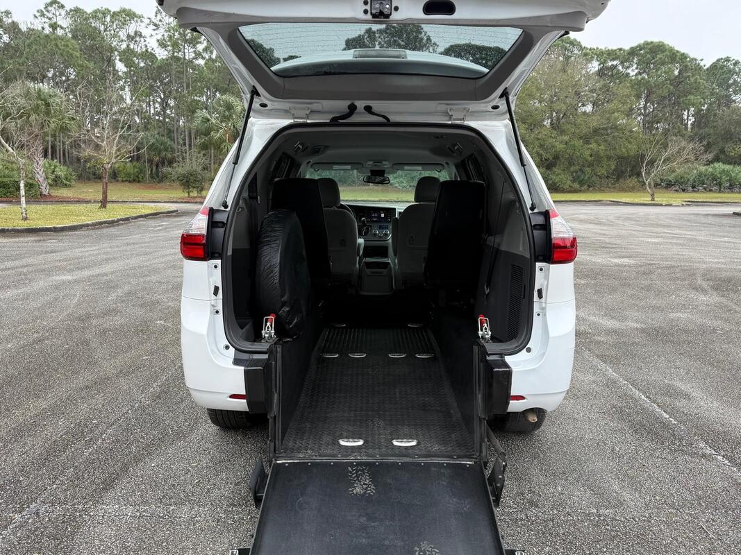 2020 Toyota Sienna LE Wheelchair Van - image 6