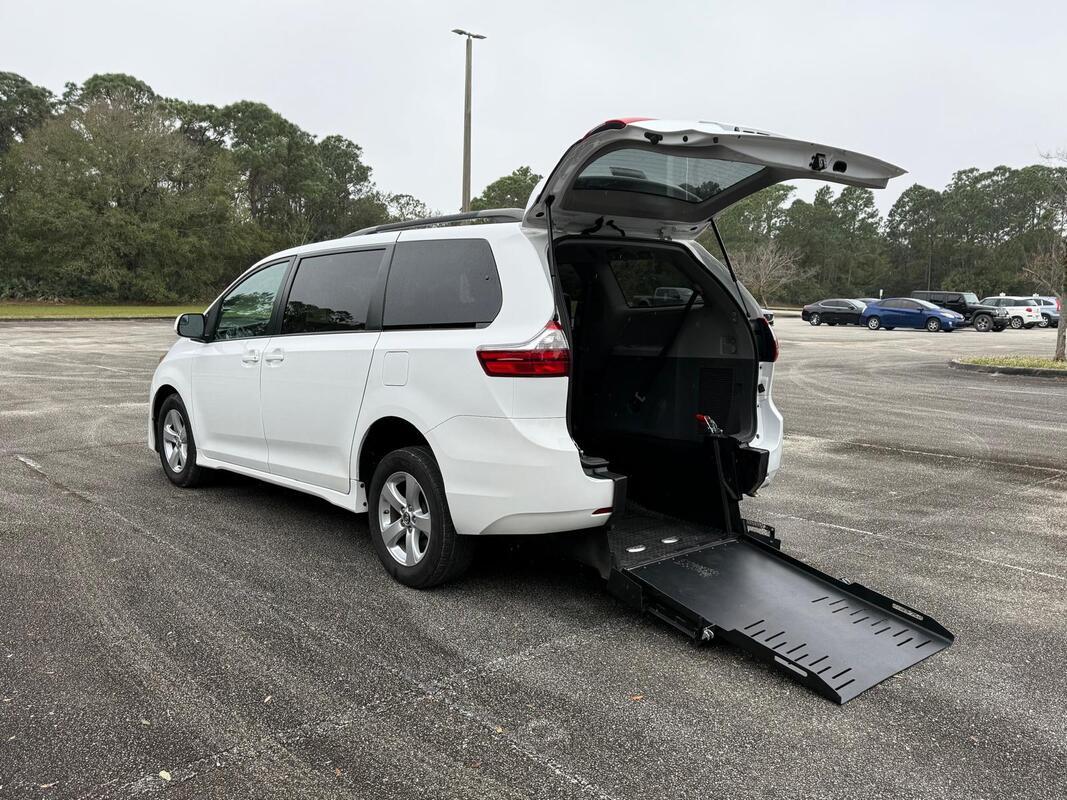 2020 Toyota Sienna LE Wheelchair Van - image 8