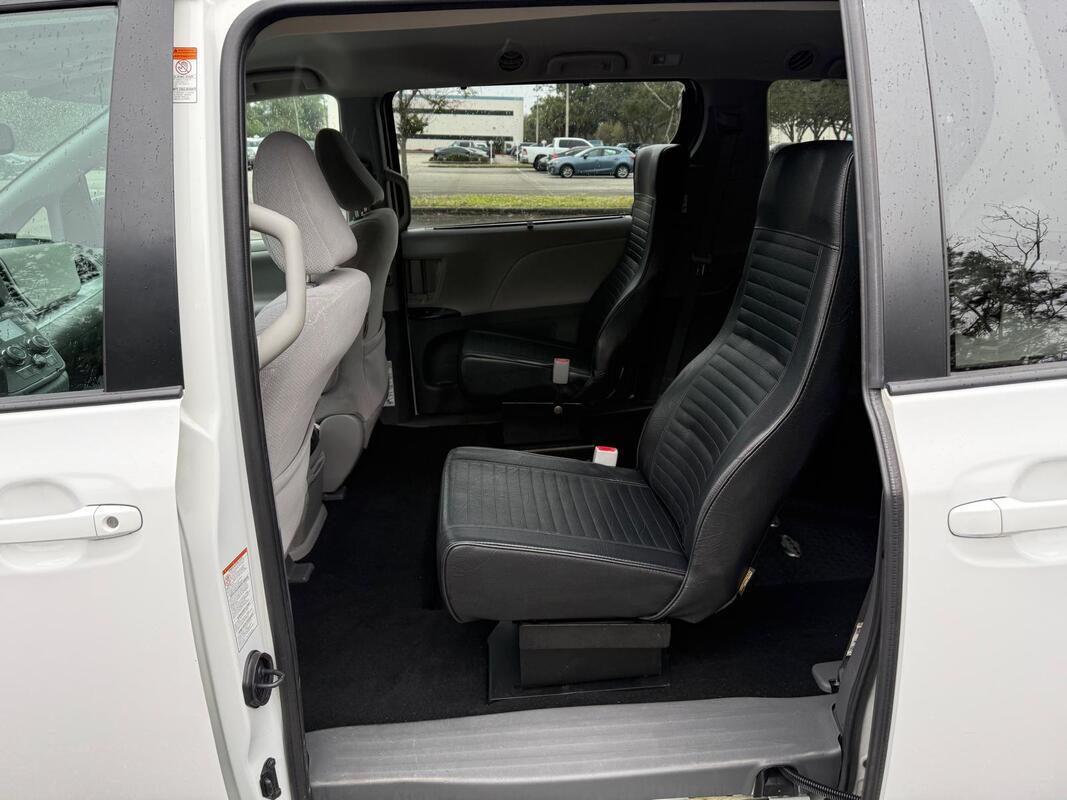 2020 Toyota Sienna LE Wheelchair Van - image 5