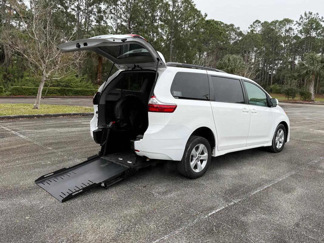 2020 Toyota Sienna LE Wheelchair Van - image 7
