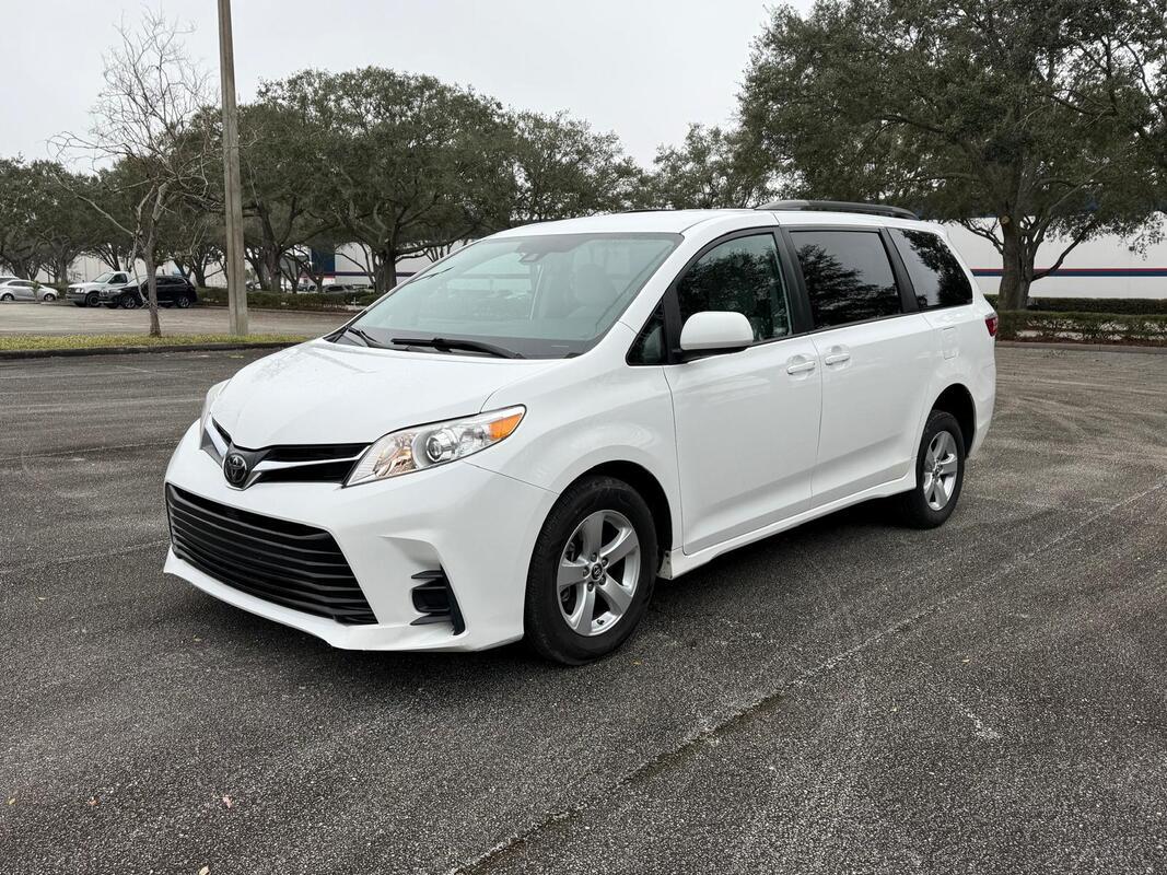 2020 Toyota Sienna LE Wheelchair Van