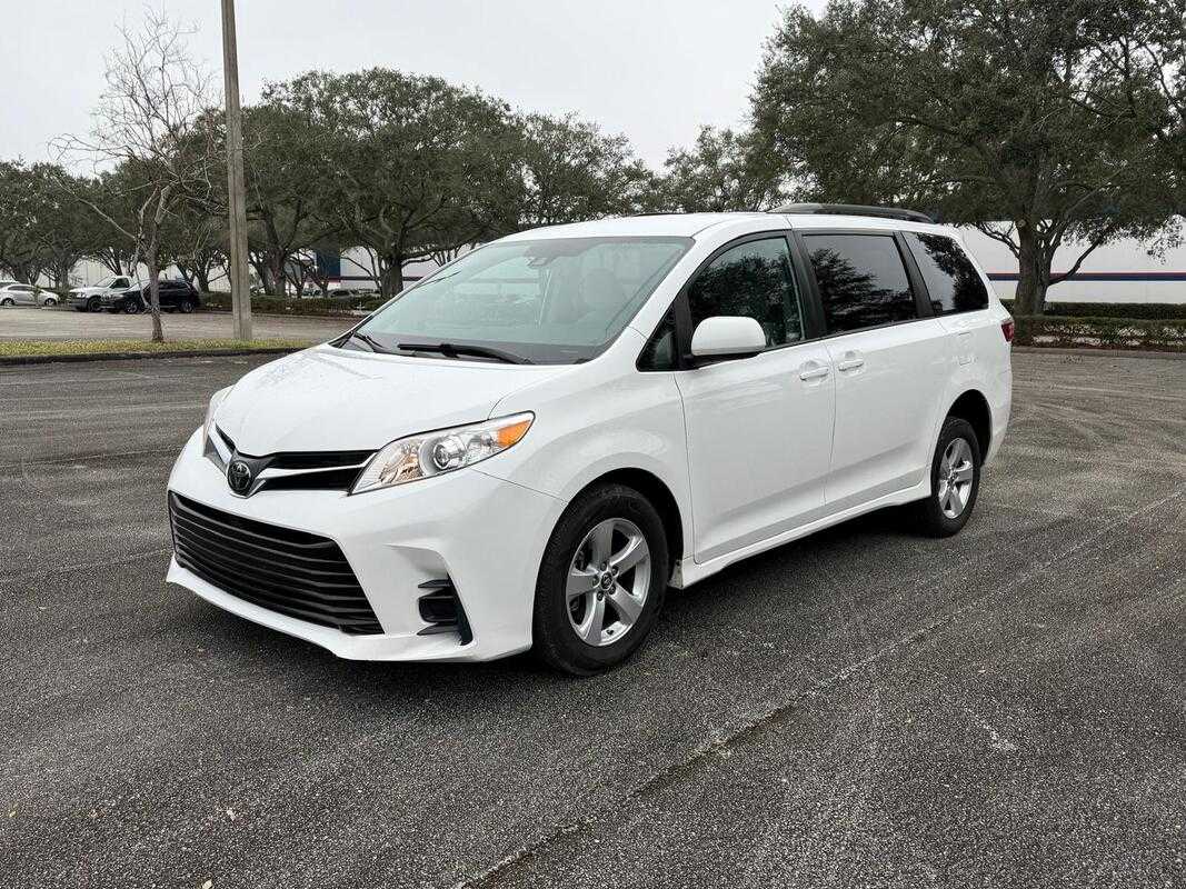 2020 Toyota Sienna LE Wheelchair Van