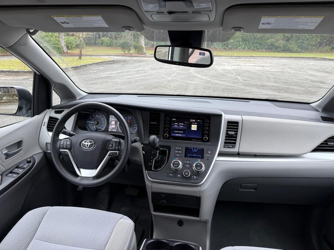 2020 Toyota Sienna LE Wheelchair Van - image 4