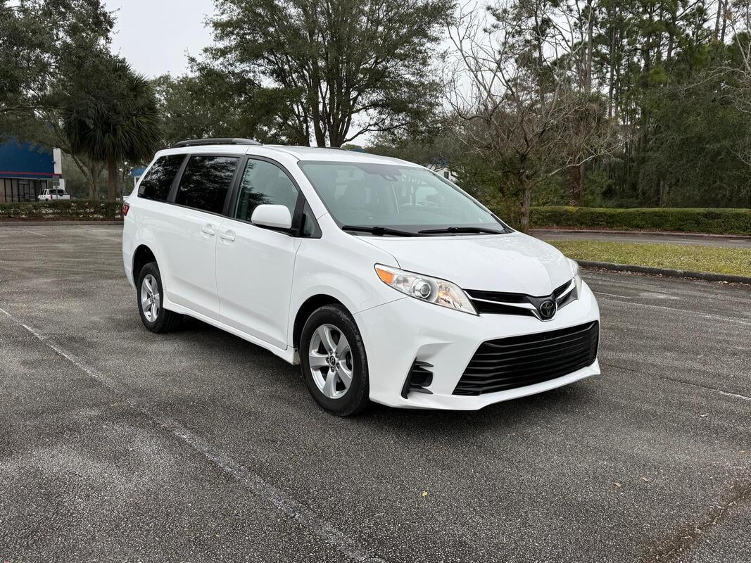 2020 Toyota Sienna LE Wheelchair Van - image 2