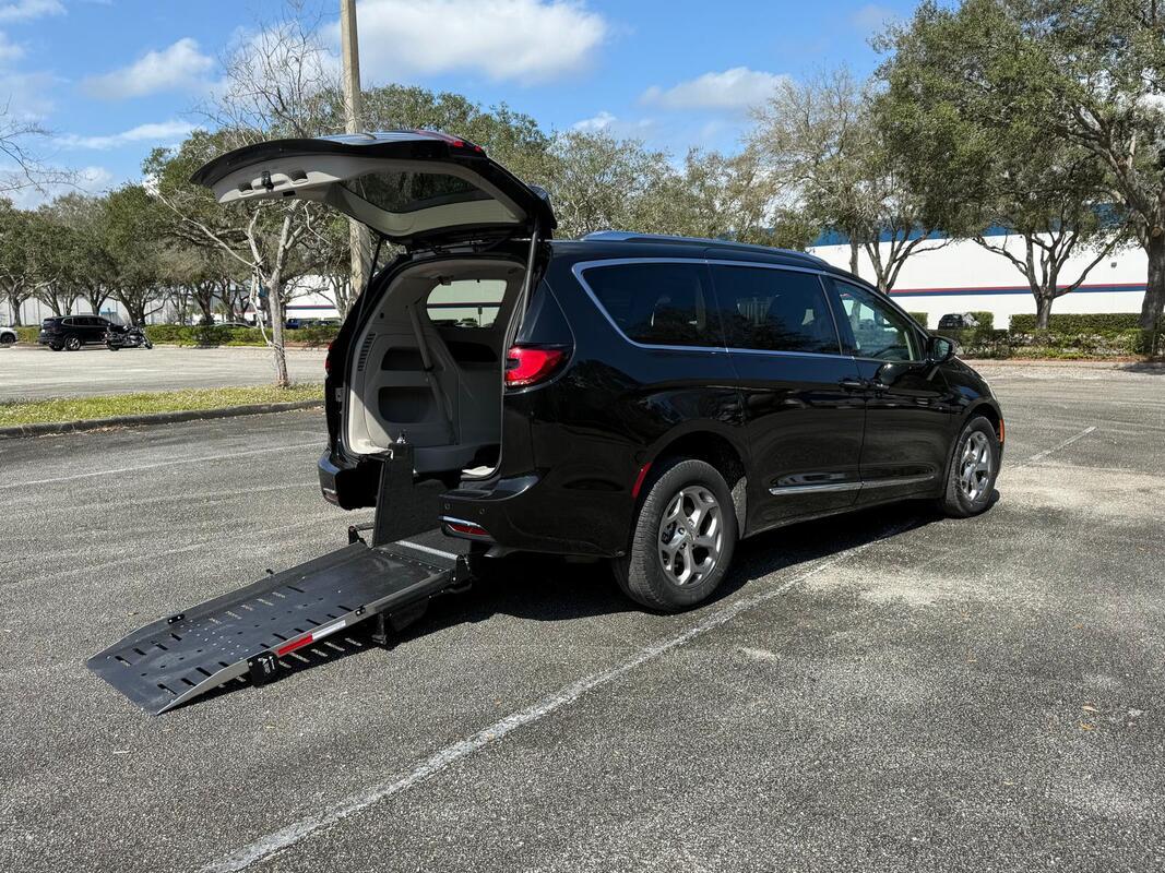 2023 Chrysler Pacifica Limited Wheelchair Van - image 8