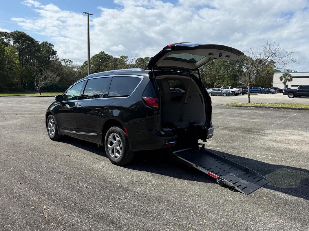 2023 Chrysler Pacifica Limited Wheelchair Van - image 9