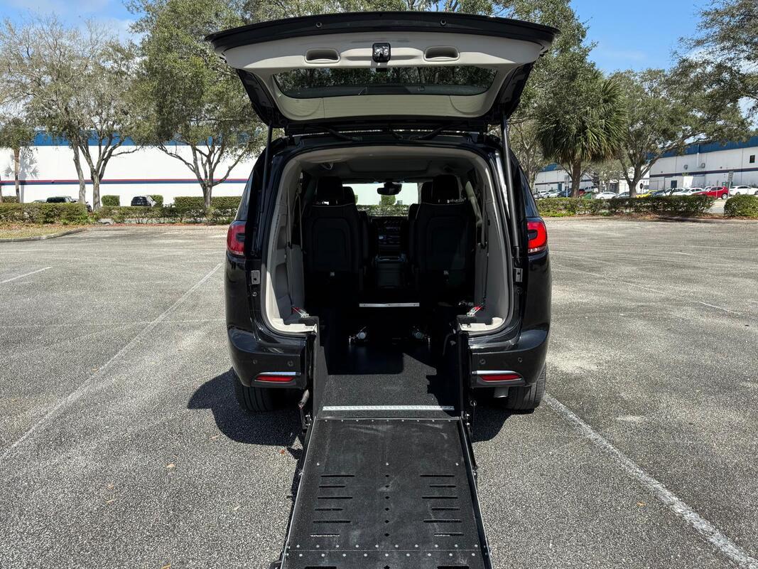 2023 Chrysler Pacifica Limited Wheelchair Van - image 7