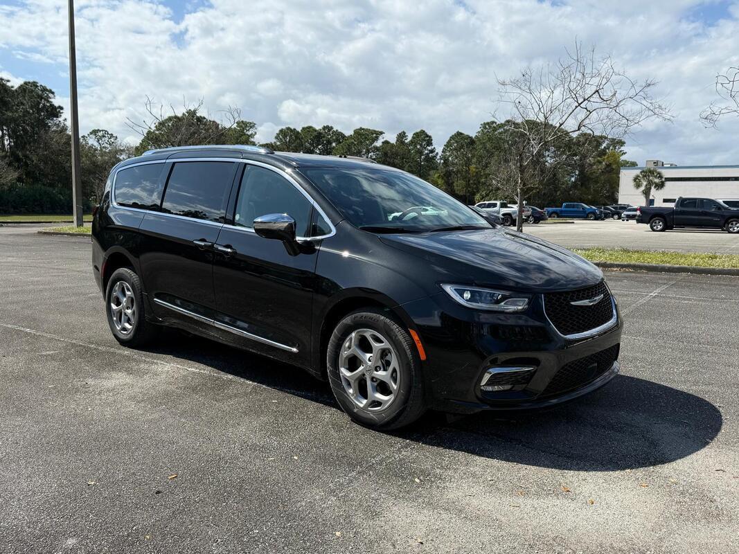2023 Chrysler Pacifica Limited Wheelchair Van - image 2