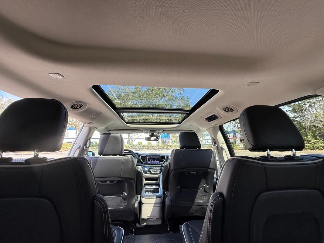 2023 Chrysler Pacifica Limited Wheelchair Van - image 5