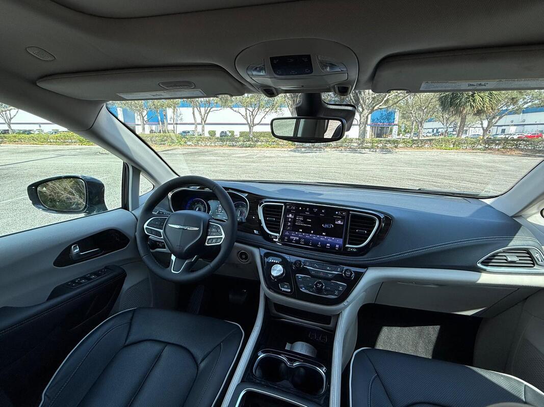 2023 Chrysler Pacifica Limited Wheelchair Van - image 4