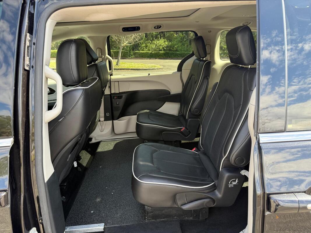 2023 Chrysler Pacifica Limited Wheelchair Van - image 6