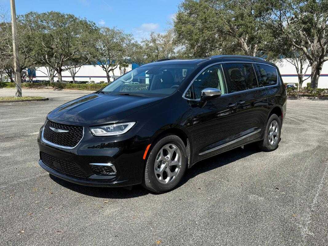 2023 Chrysler Pacifica Limited Wheelchair Van