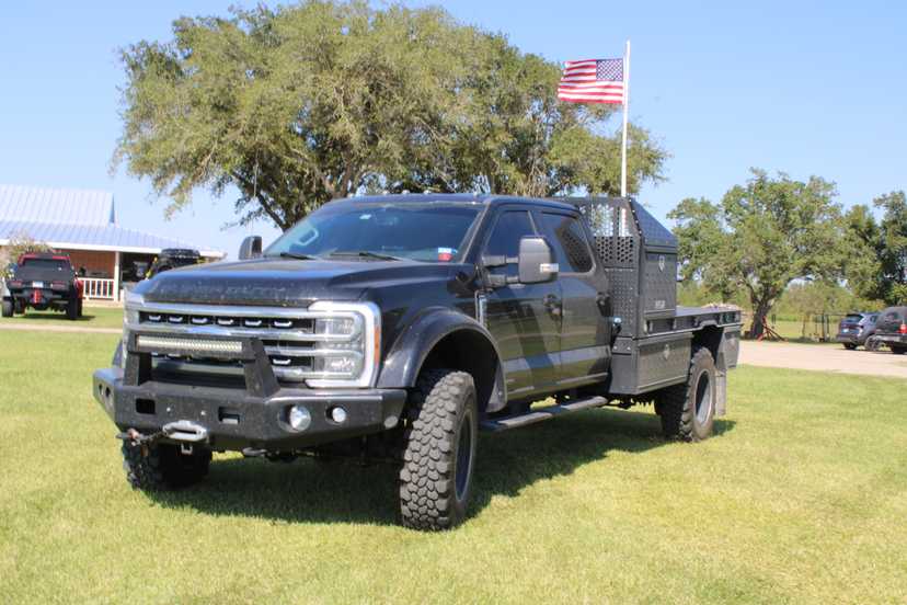 2023 Ford F-450 Lariat 4x4 Flatbed — photo 3