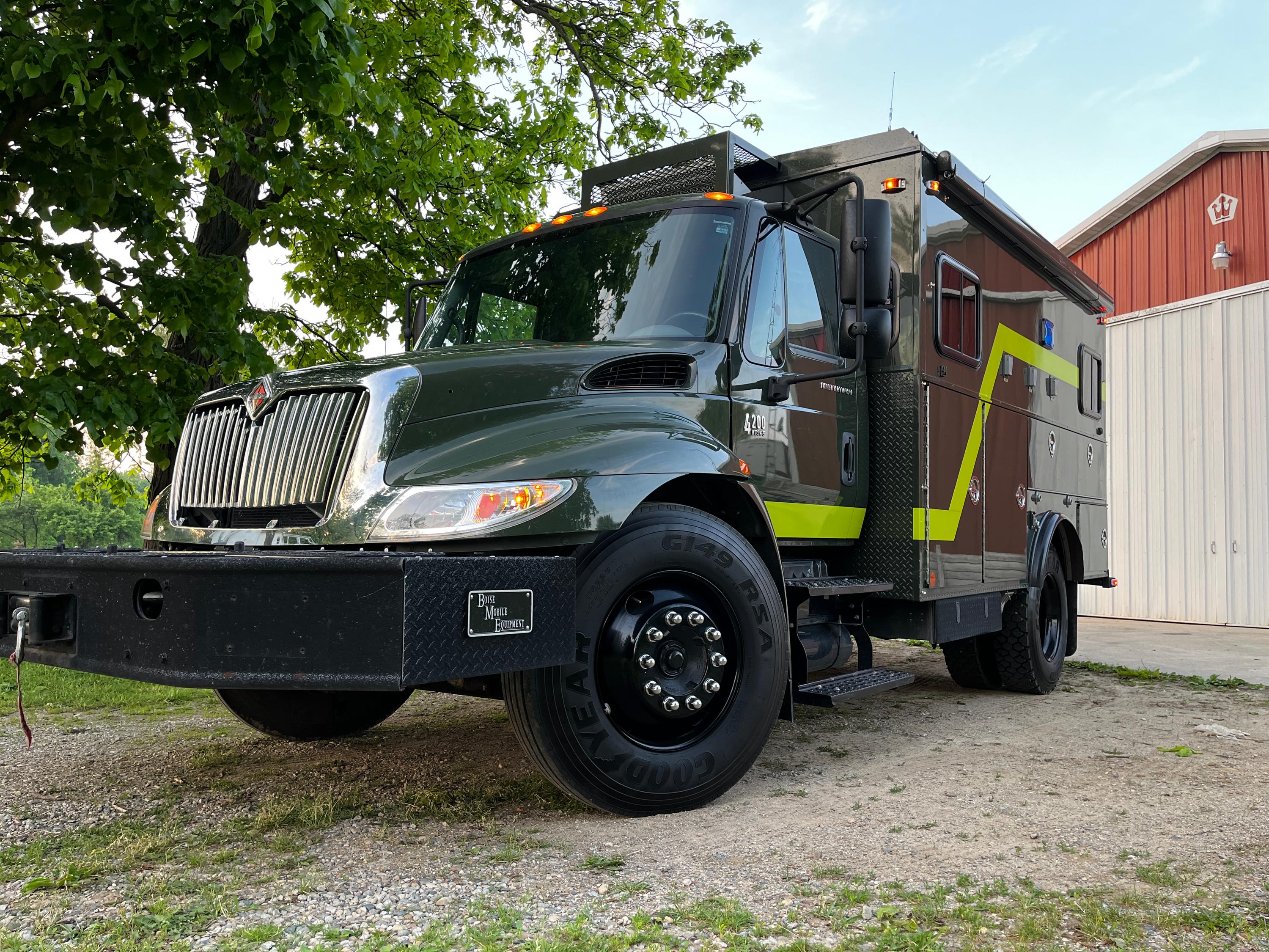 2005 International Incident Command Unit and Personnel Transport - image 1