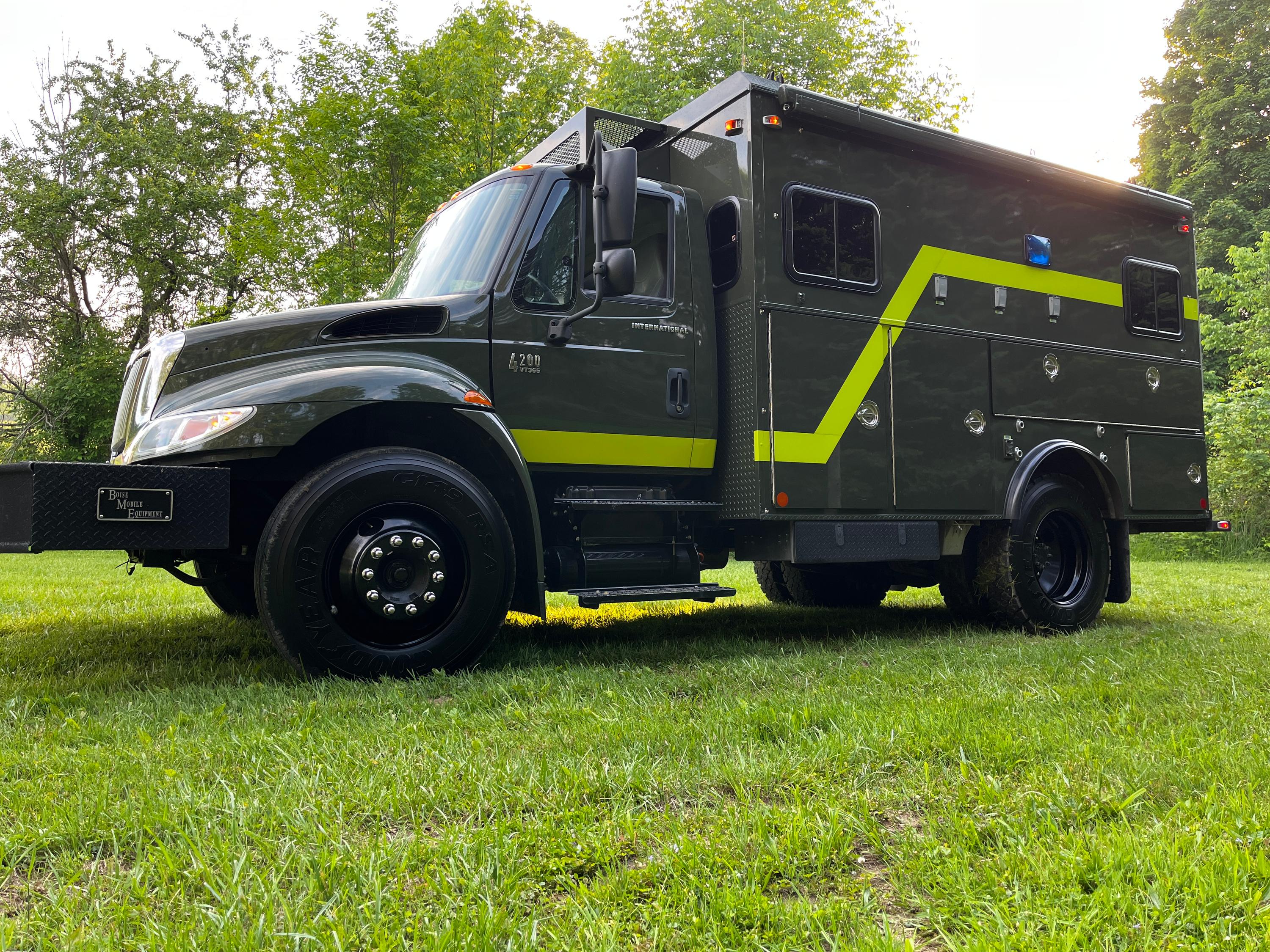 2005 International Incident Command Unit and Personnel Transport - image 3