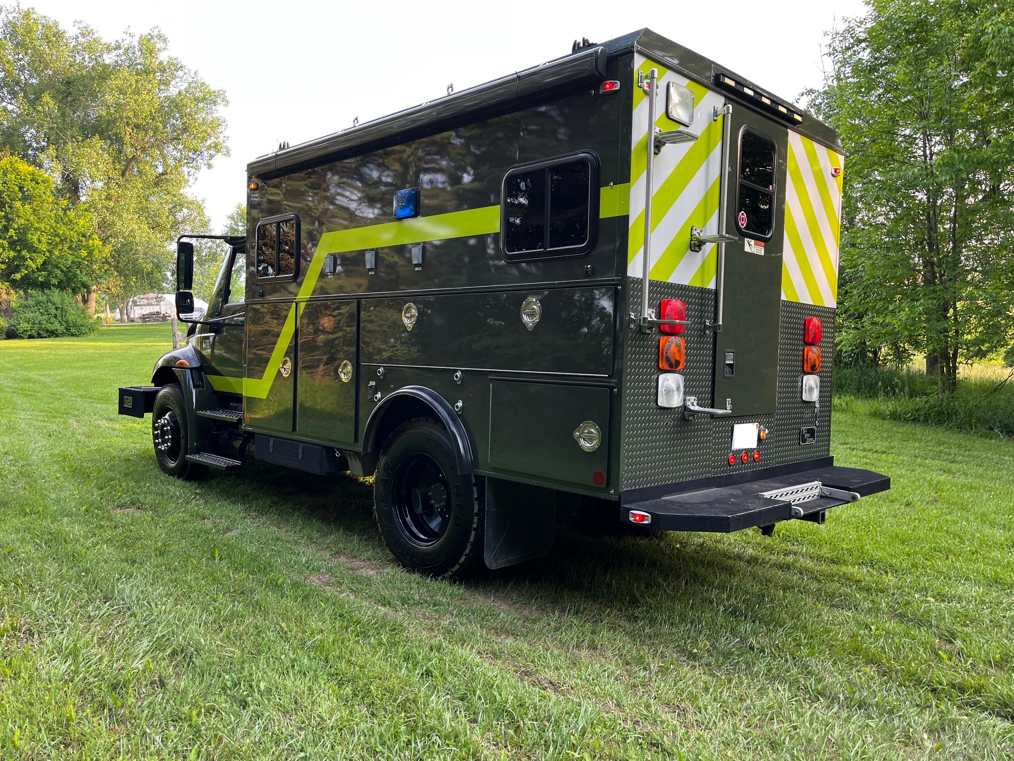 2005 International Incident Command Unit and Personnel Transport - image 4