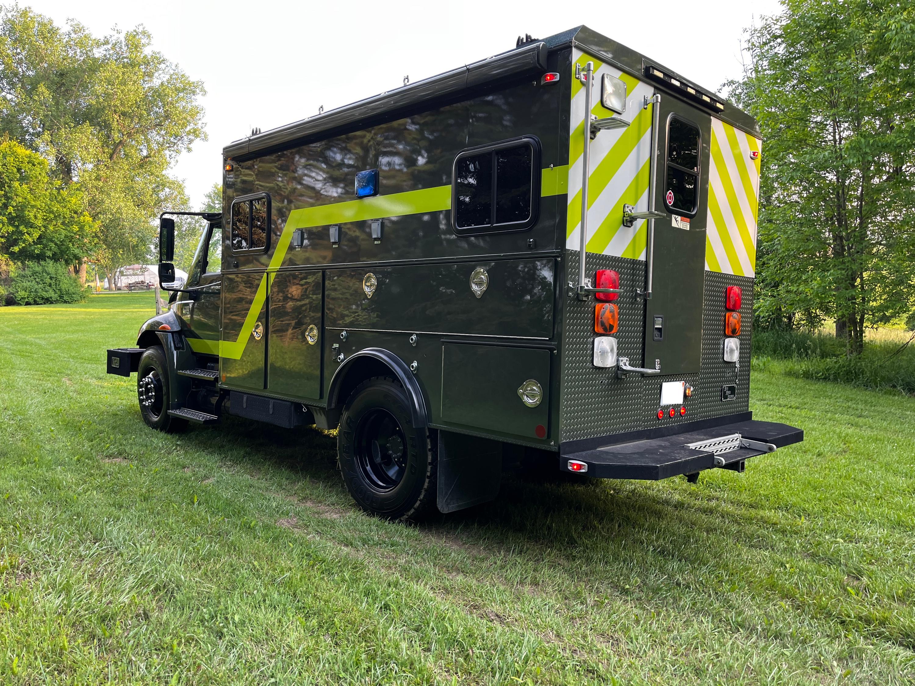 2005 International Incident Command Unit and Personnel Transport - image 4