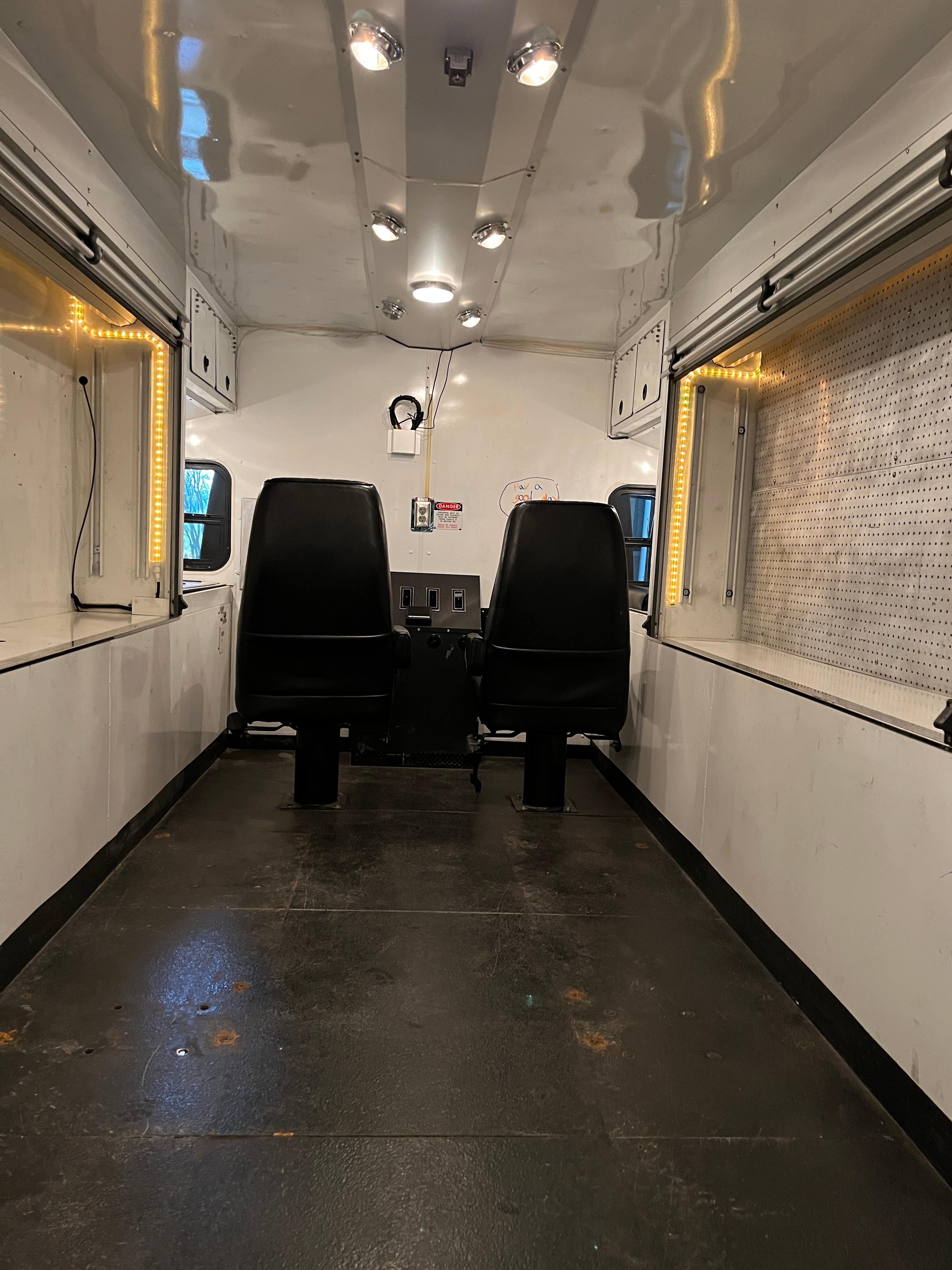 2005 International Incident Command Unit and Personnel Transport - image 6
