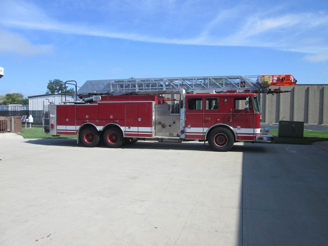 2002 Seagrave 100' Ladder Truck (For Parts) 