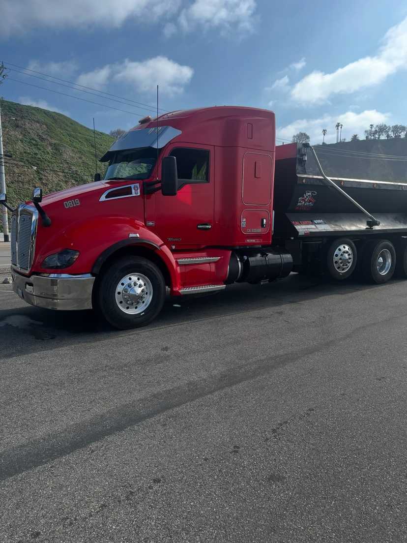 2017 Kenworth T680 Dump Truck — photo 2