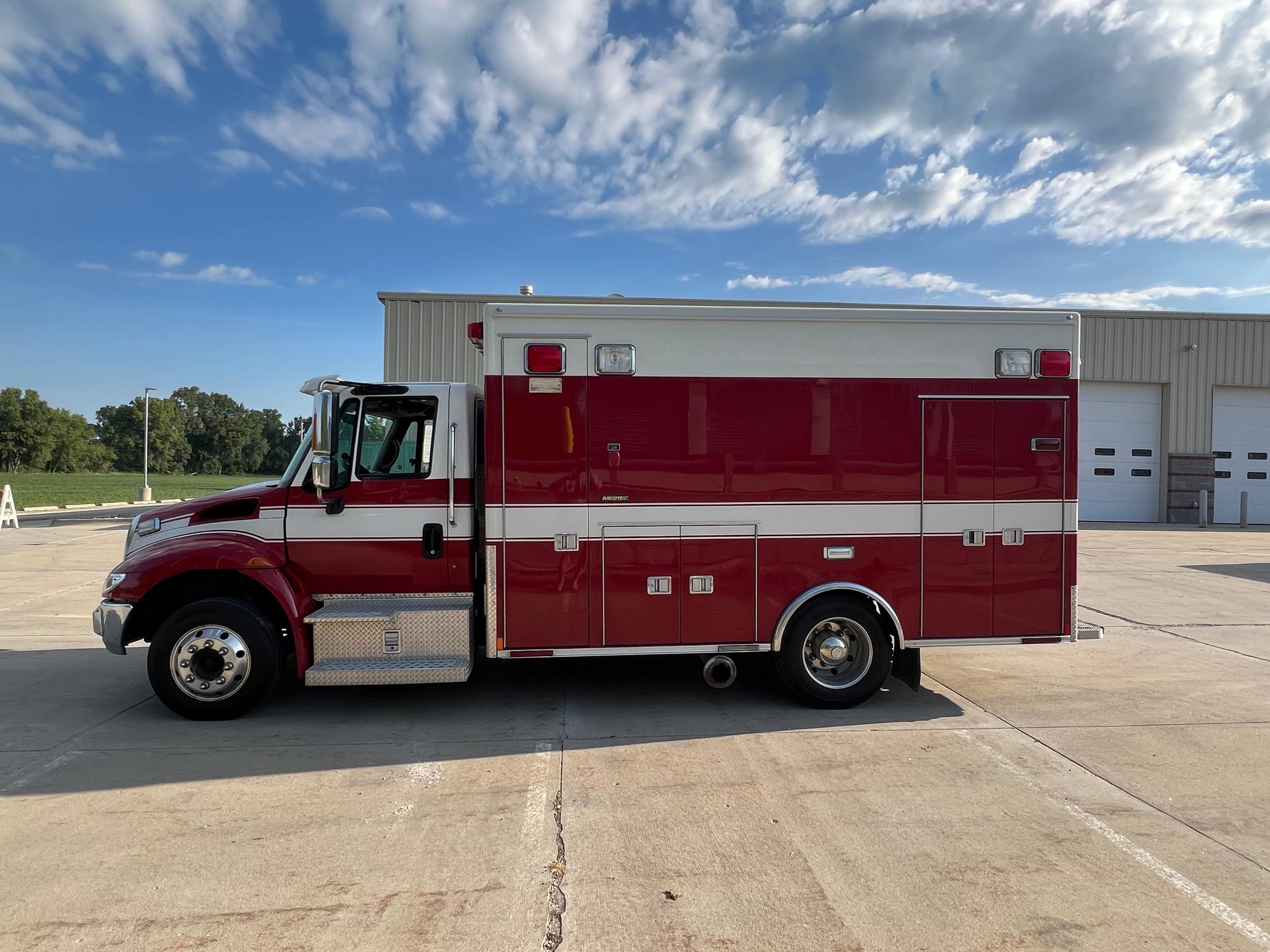 2009 International 4300 Series 4x2 Type I - image 3