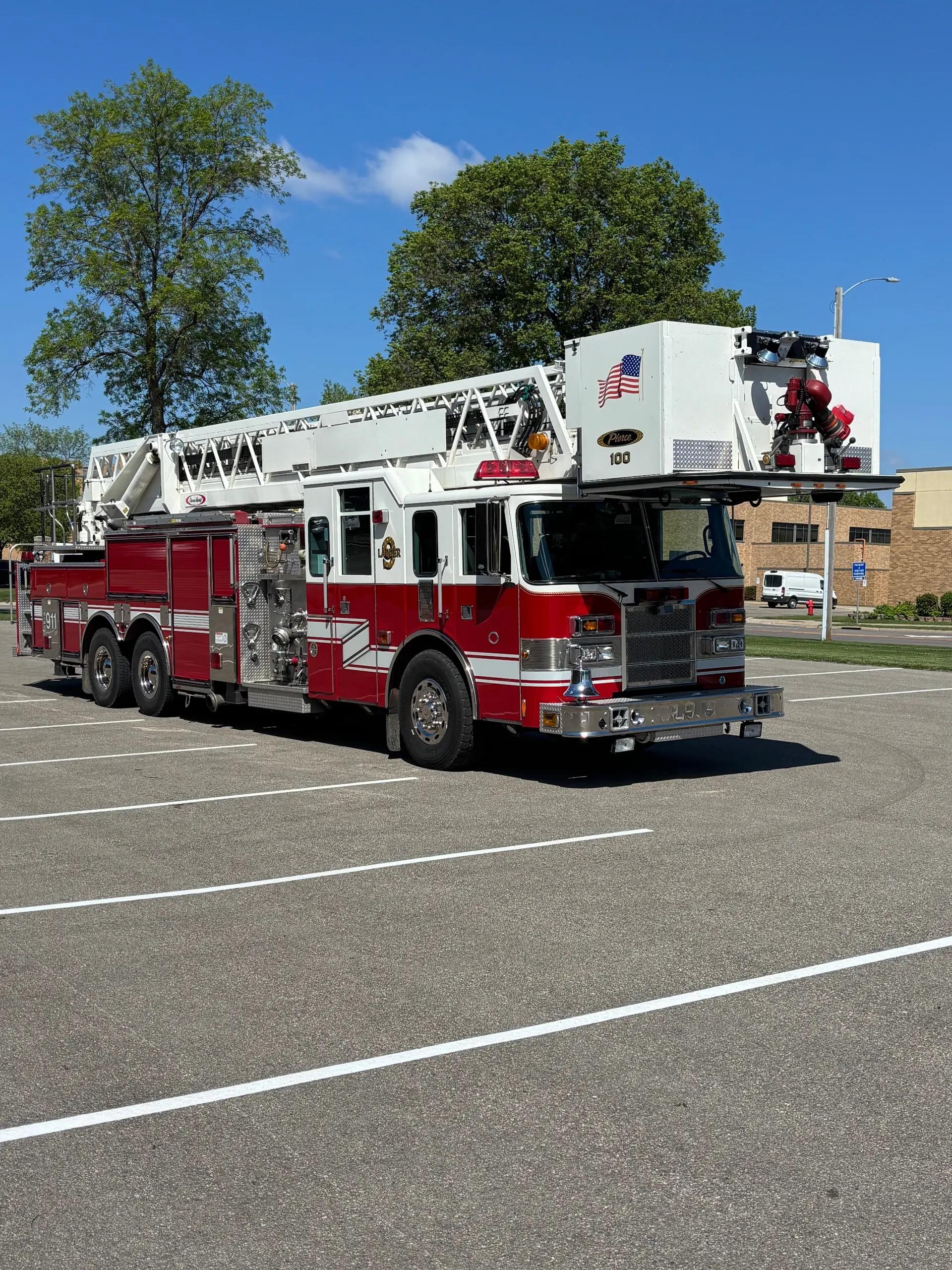 1999 Pierce 100' Aerial - image 1