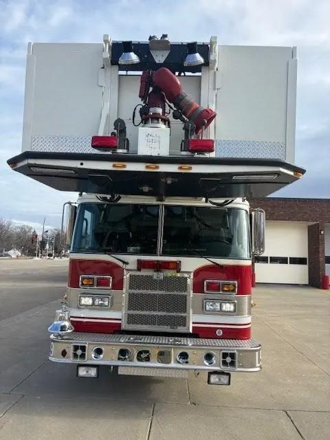 1999 Pierce 100' Aerial - image 2
