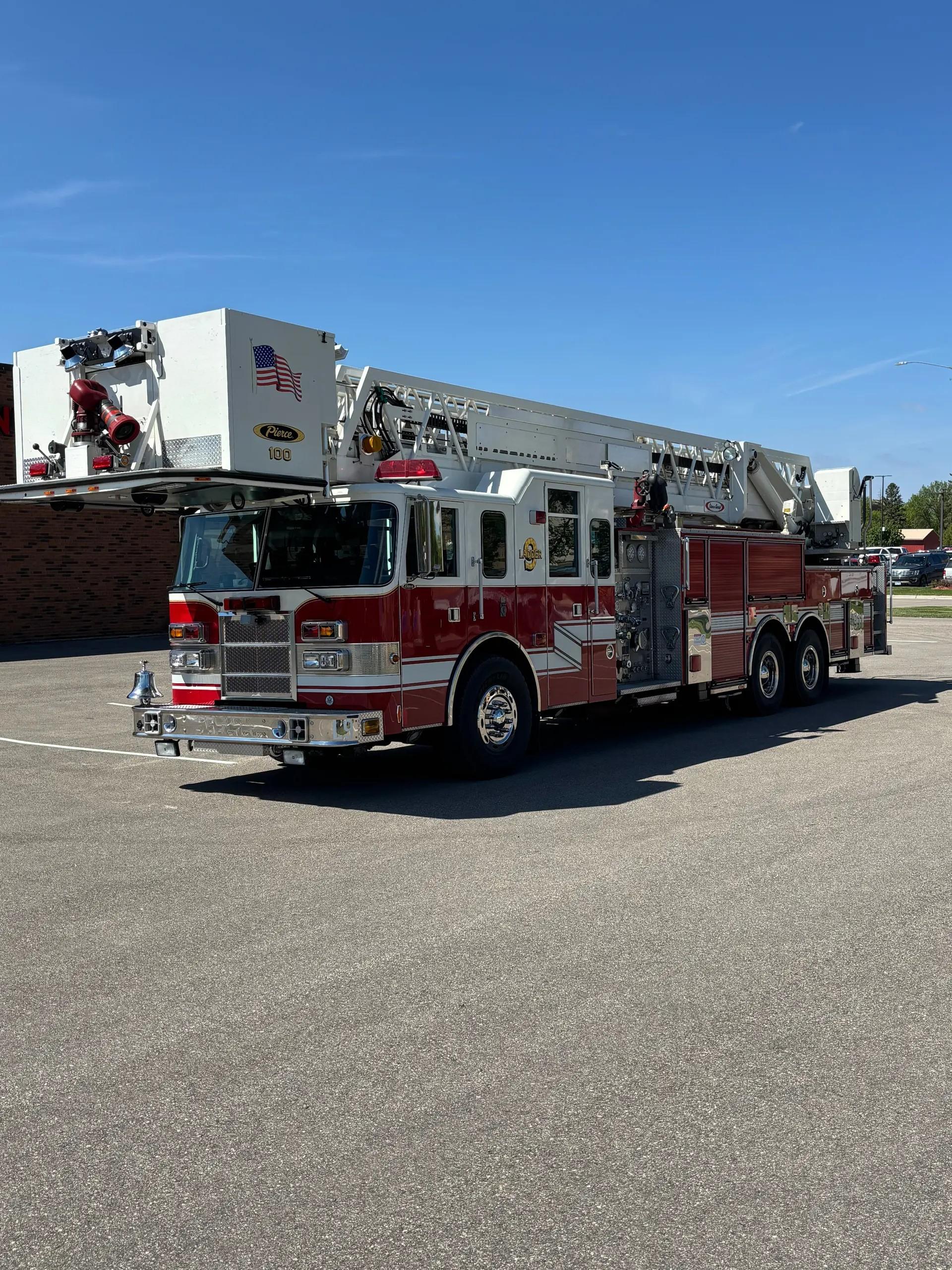 1999 Pierce 100' Aerial - image 3