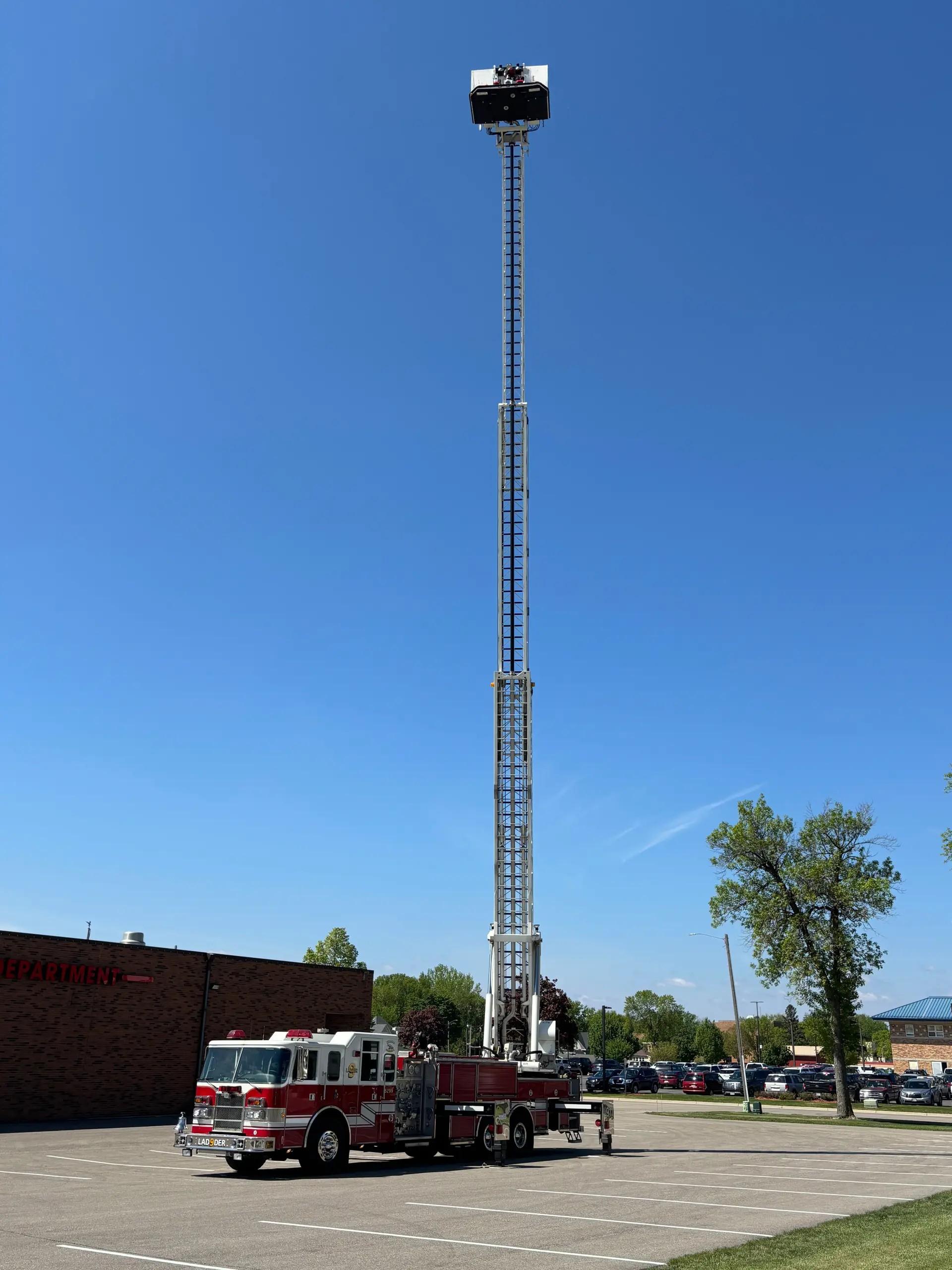 1999 Pierce 100' Aerial - image 16