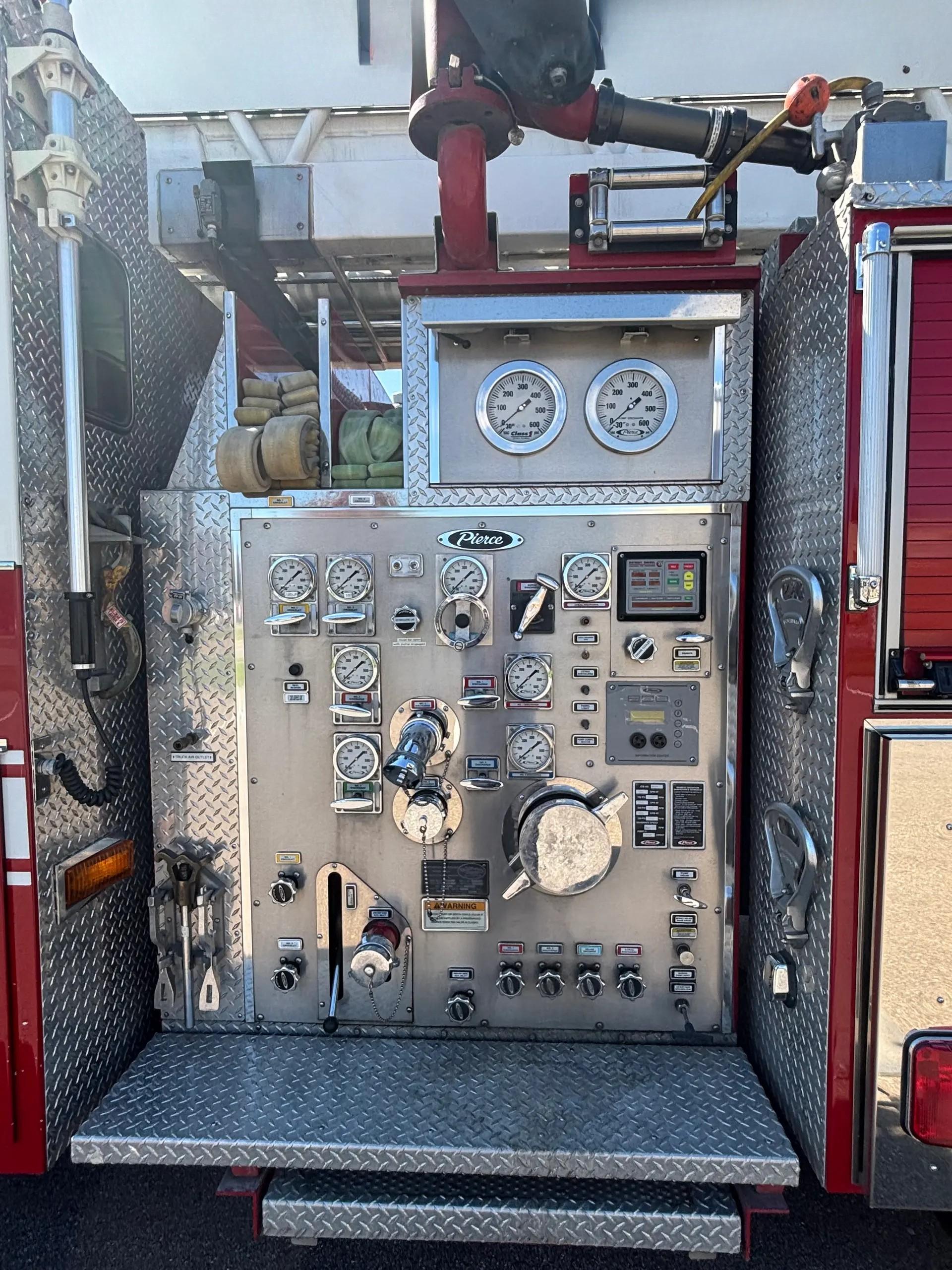 1999 Pierce 100' Aerial - image 19