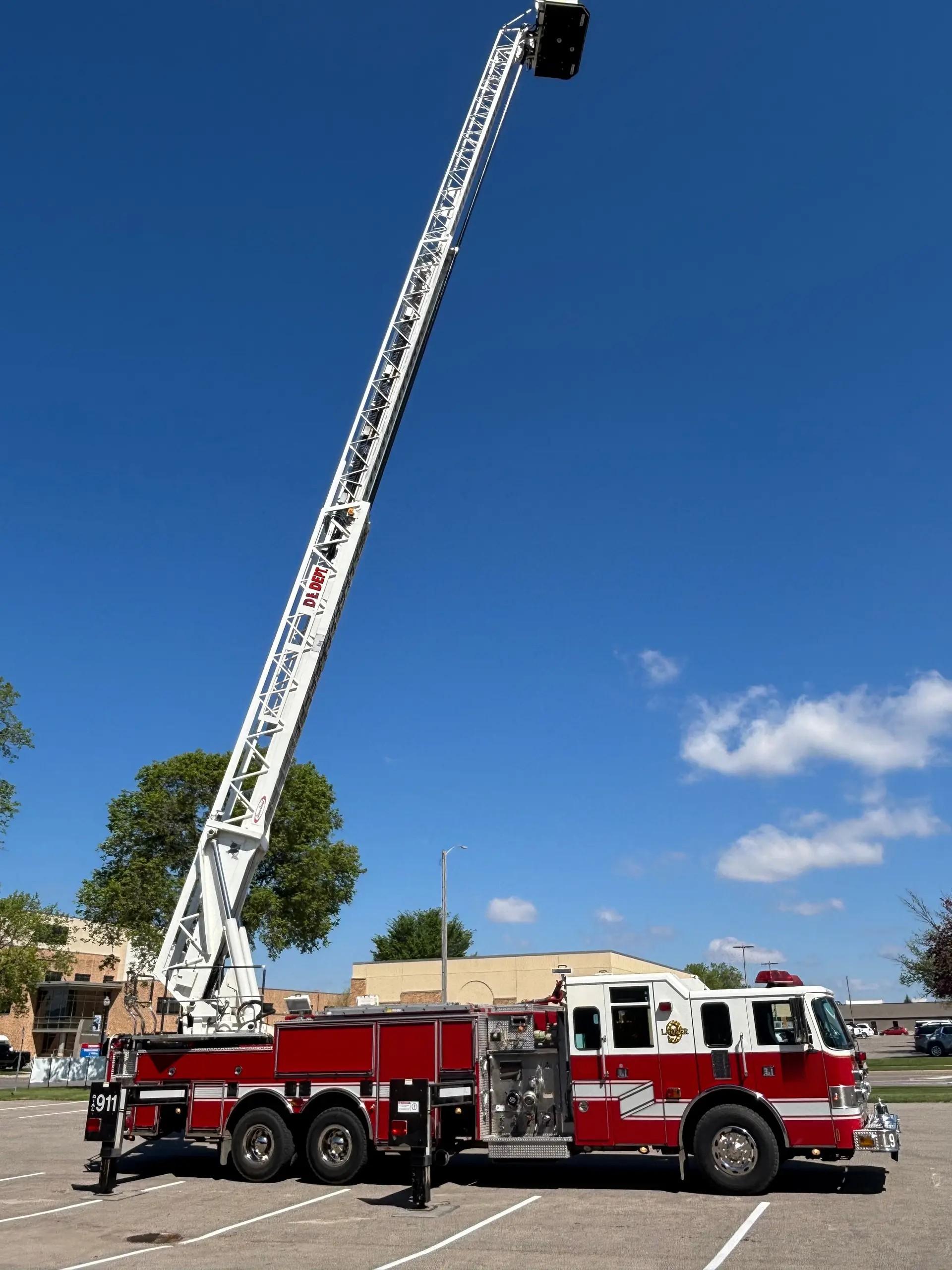 1999 Pierce 100' Aerial - image 14