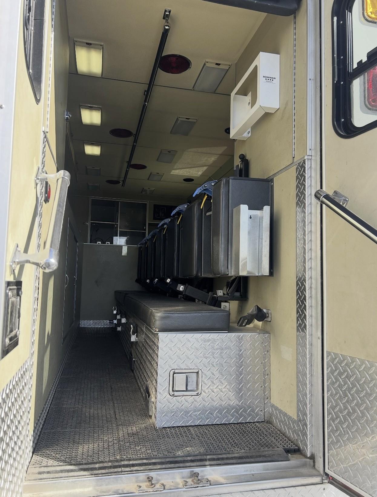 1998 GMC Heavy Rescue - image 5