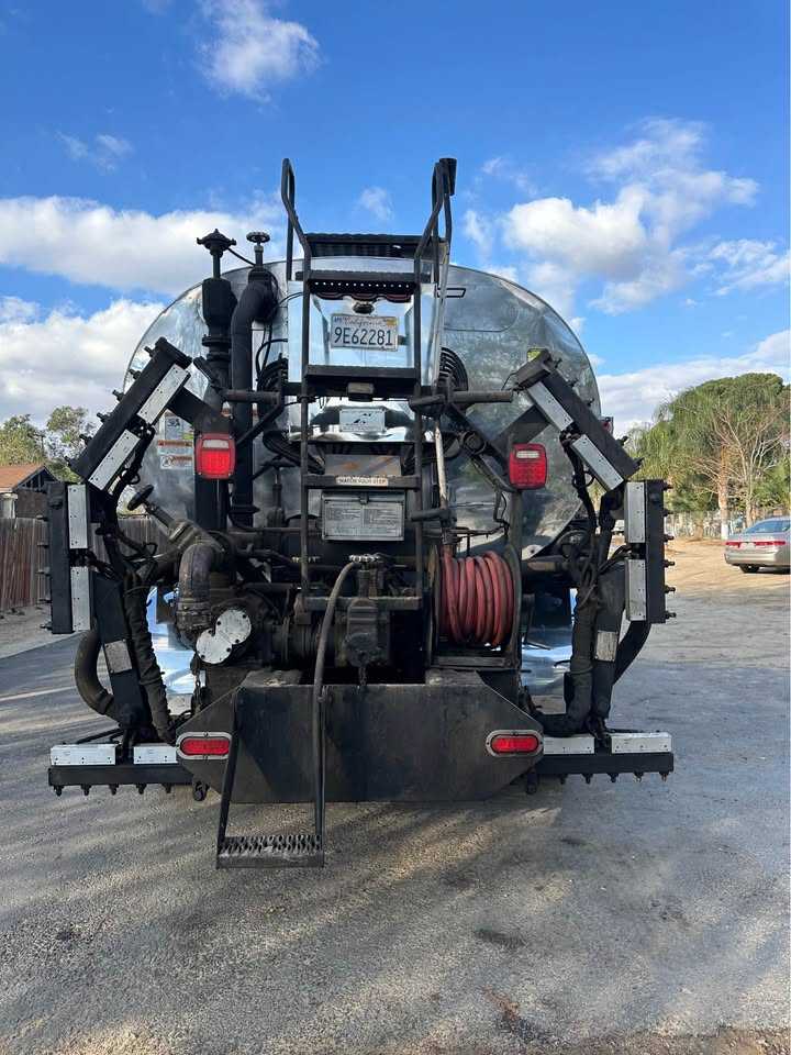 2011 Kenworth T660 Bearcat 501 System Oil Asphalt Distributor Truck — photo 7