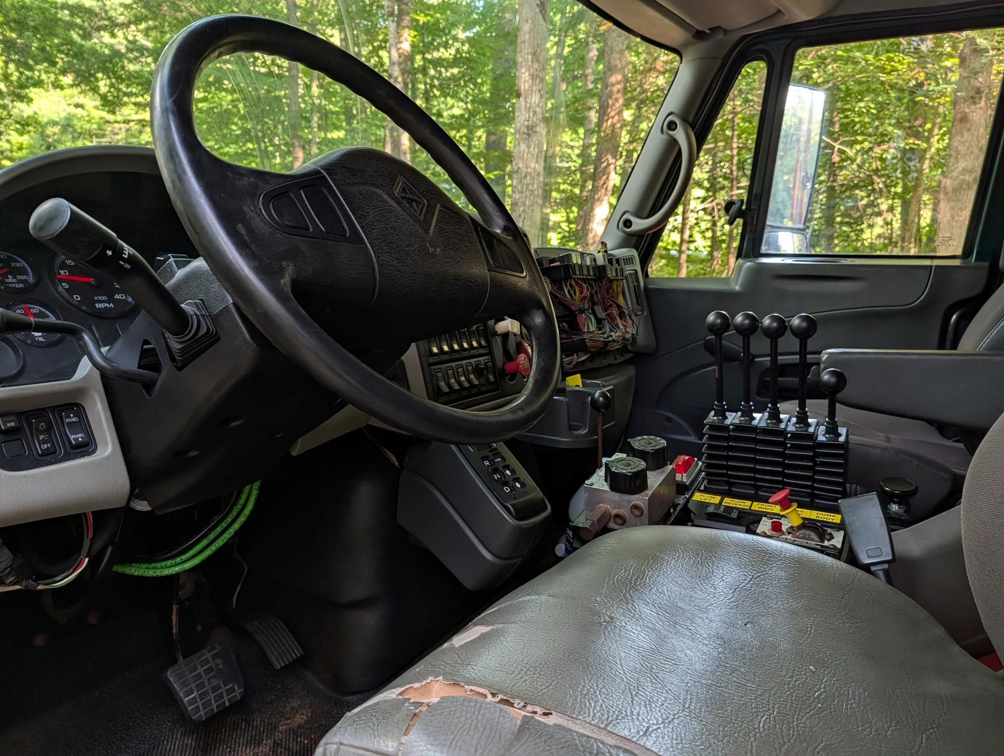 2008 International 7400 Dump Truck - image 4