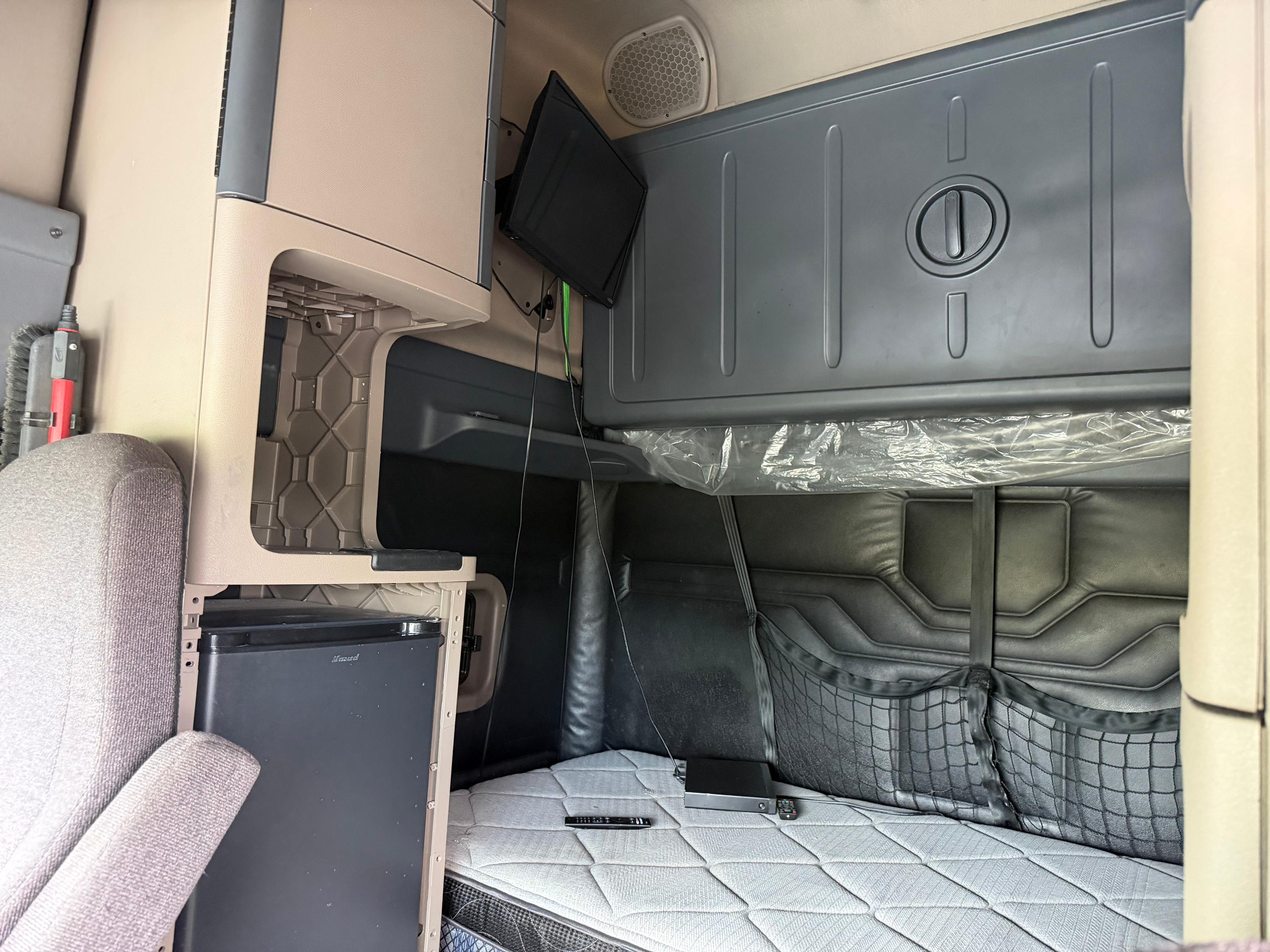 2017 Freightliner Cascadia - image 6
