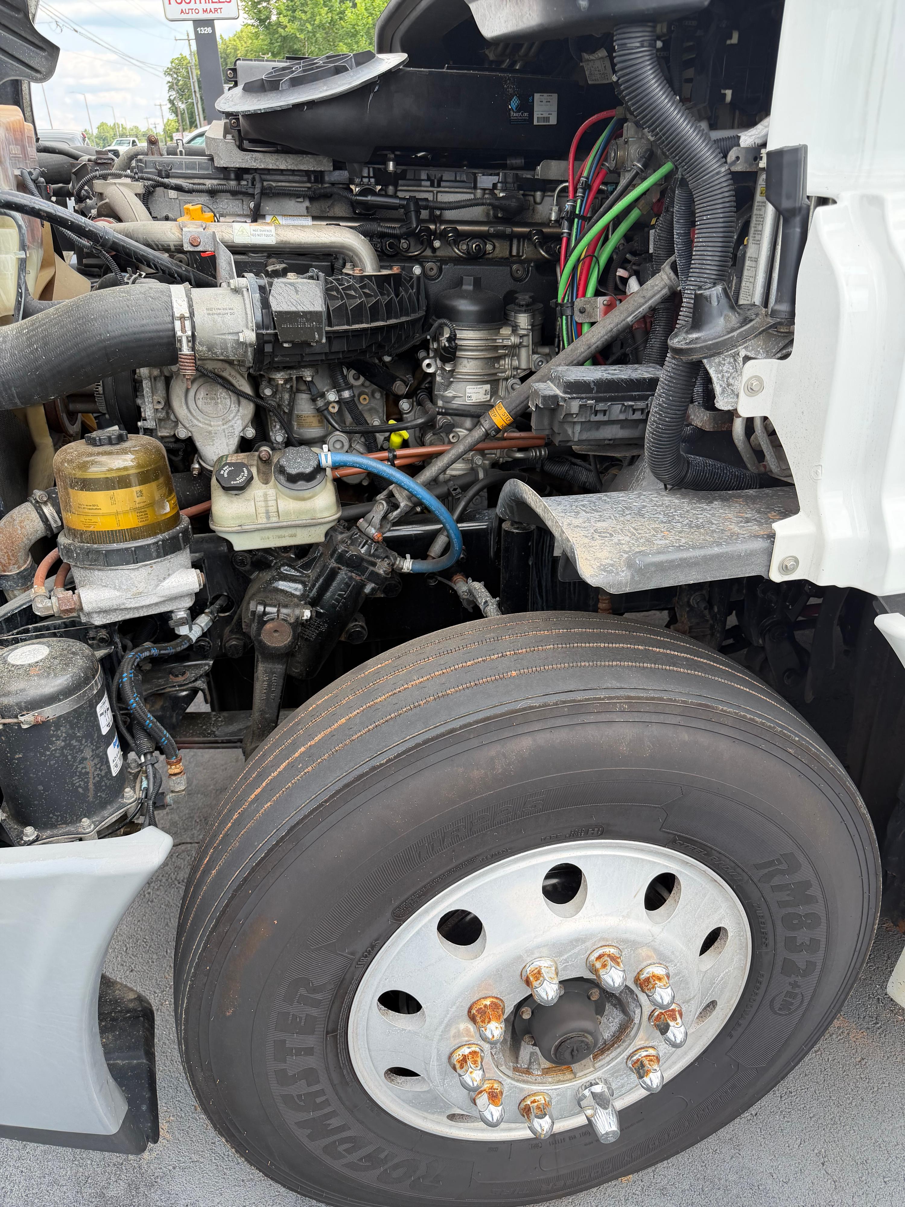 2017 Freightliner Cascadia - image 4