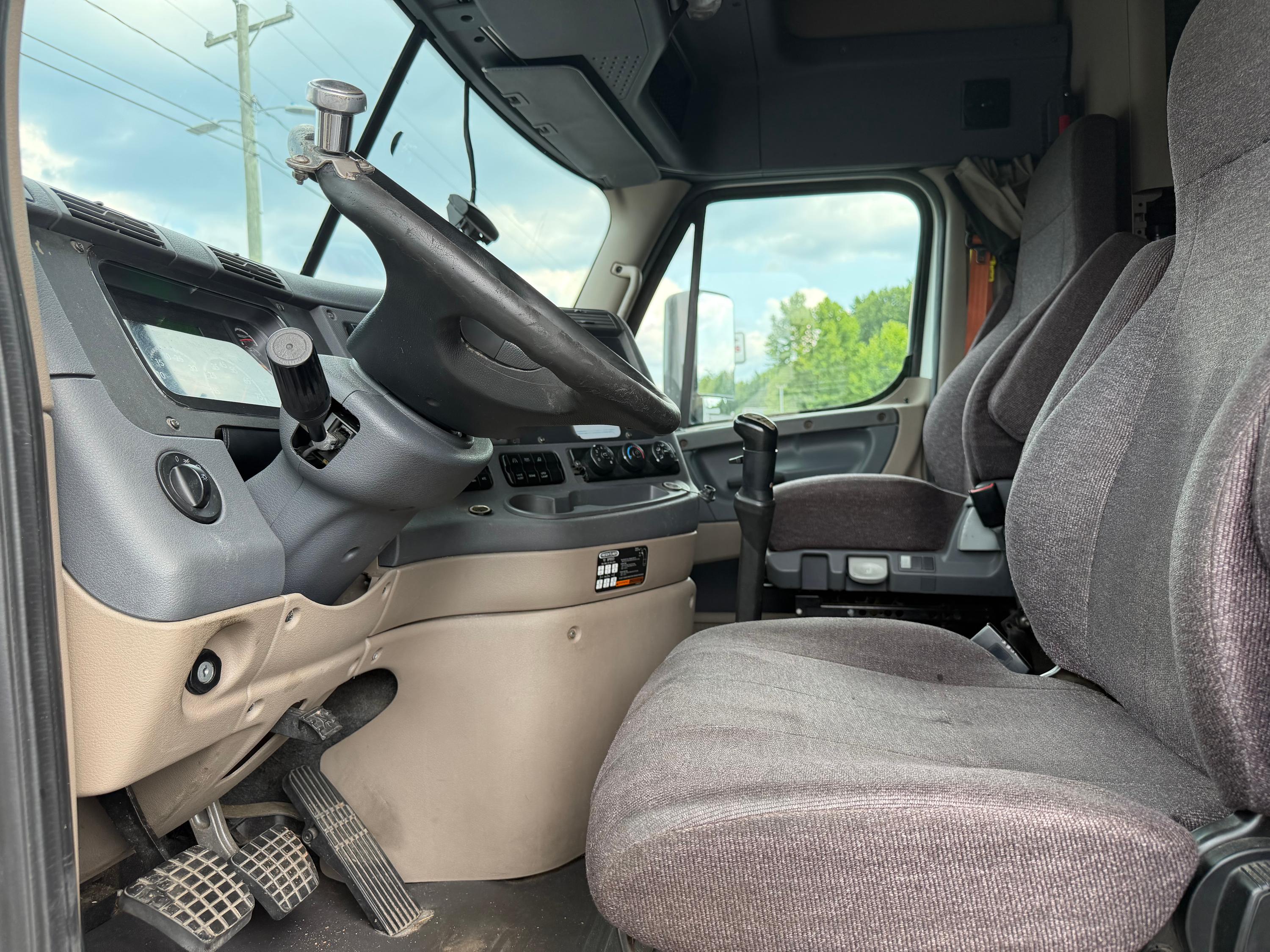 2017 Freightliner Cascadia - image 3