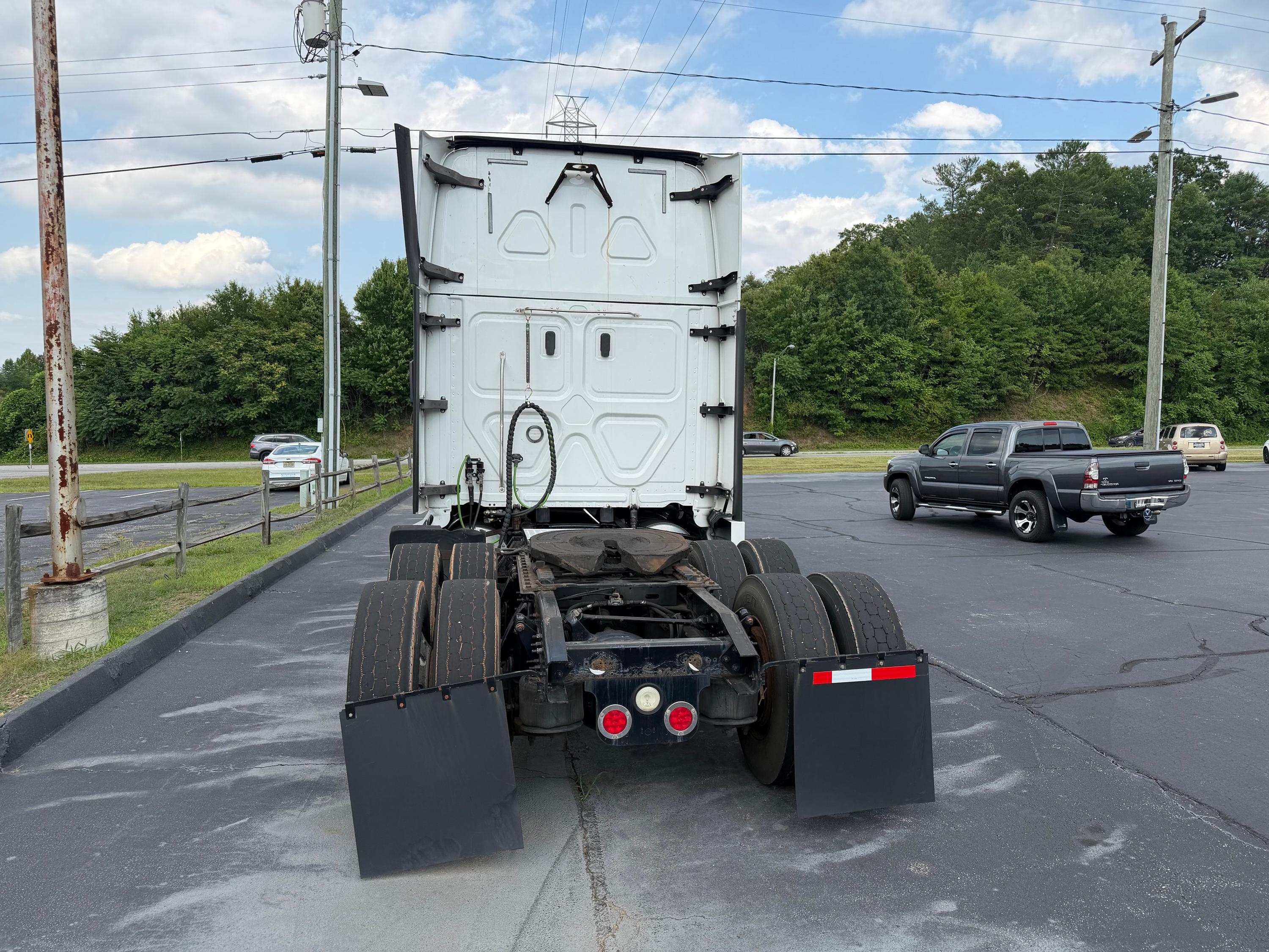 2017 Freightliner Cascadia - image 5