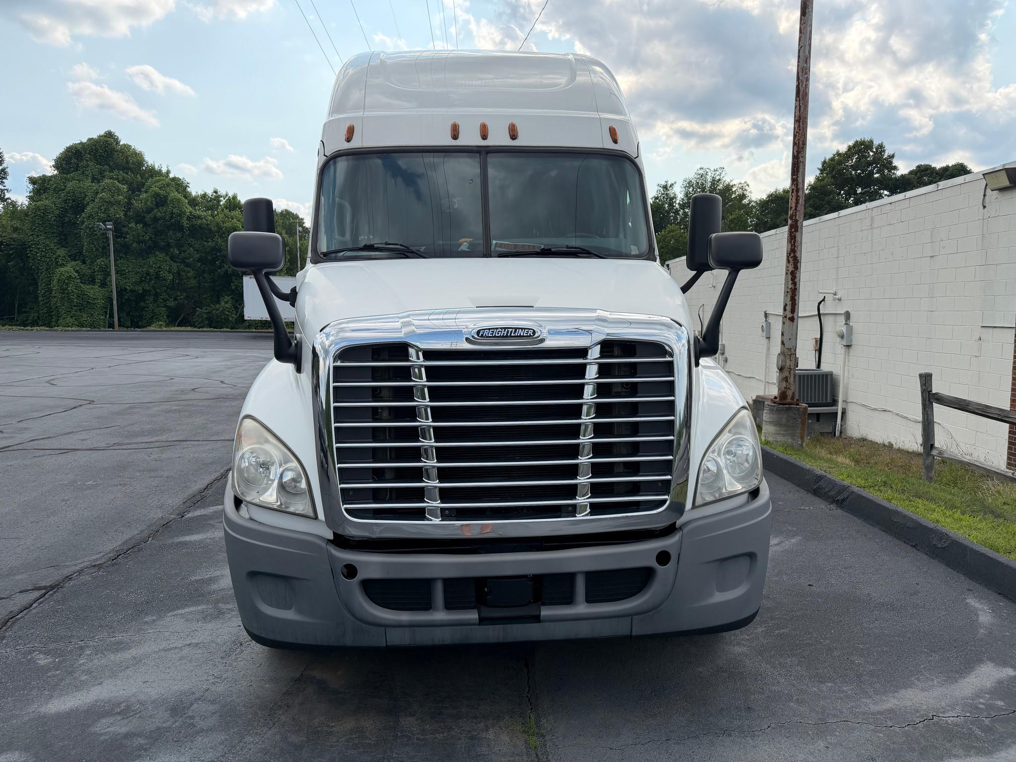 2017 Freightliner Cascadia - image 2