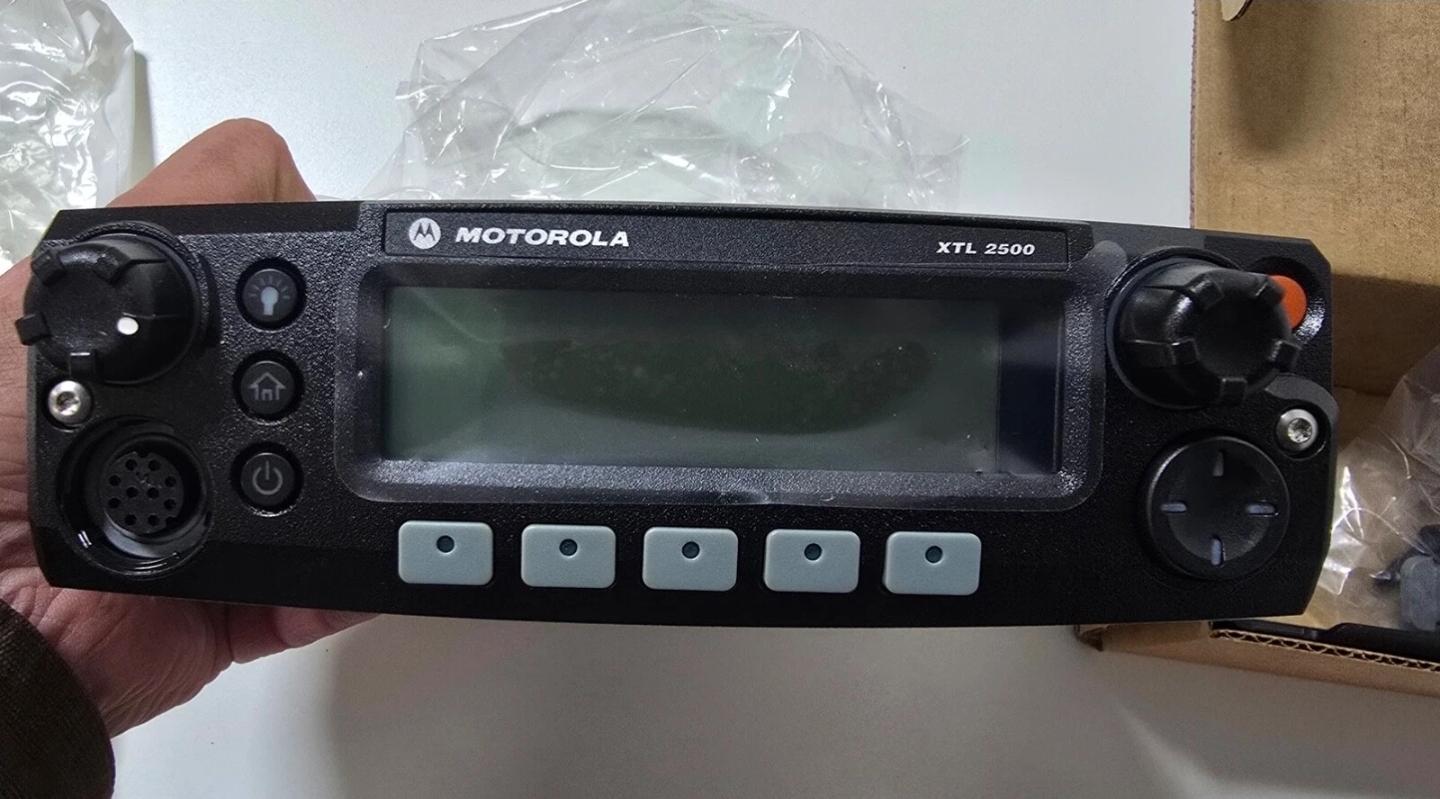 BRAND NEW TESTED WORKING XTL 2500 ORIGINAL PACKAGING - image 8