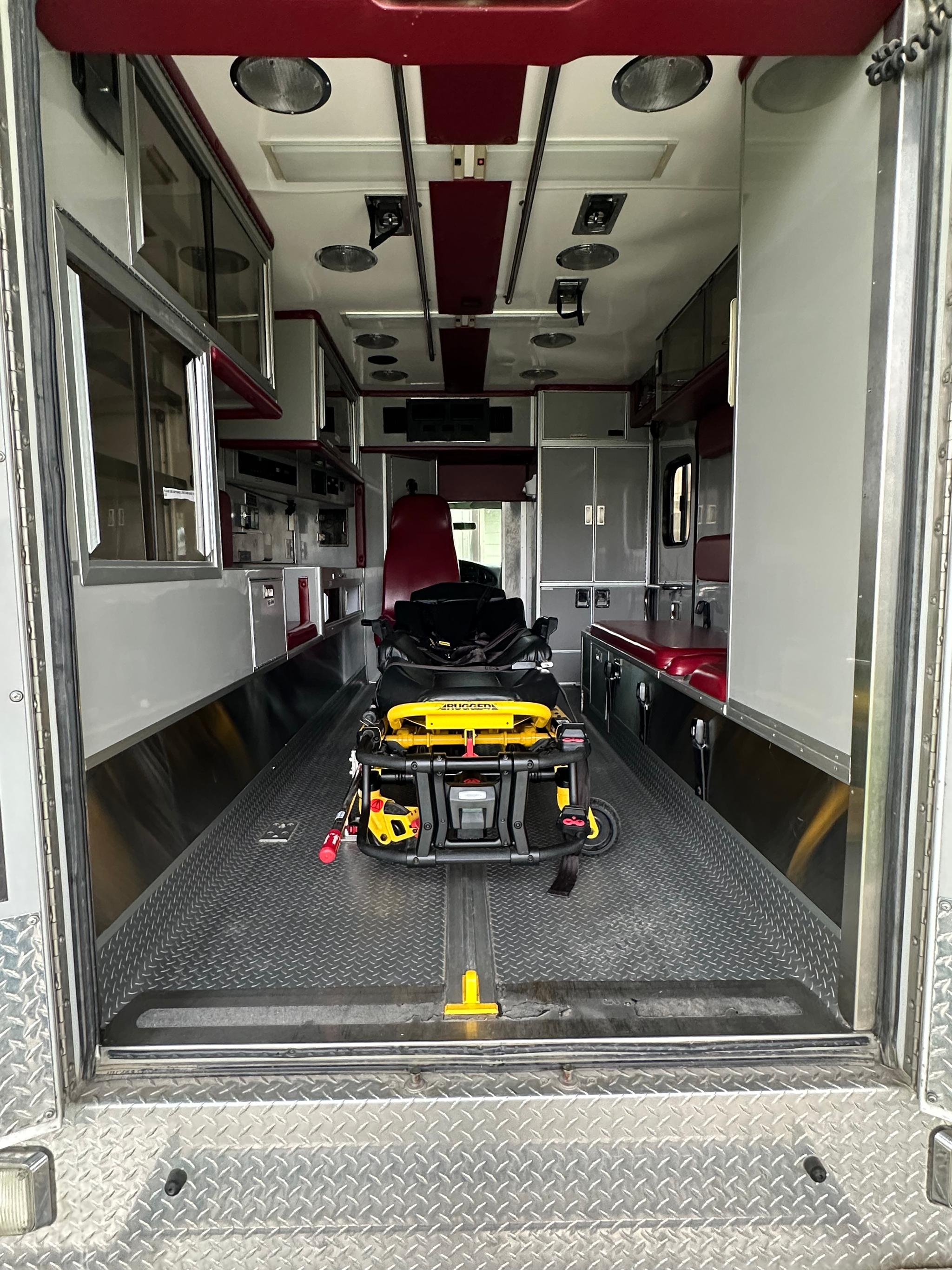 2006 MedTec Ford Type III Ambulance - image 4